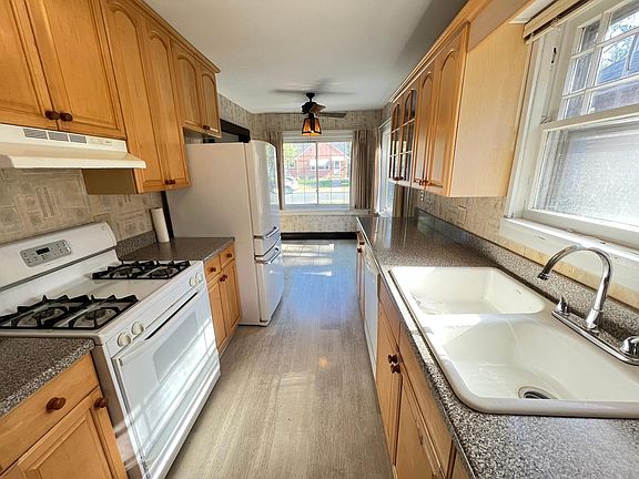4th image of 3934 Van Buren St NE