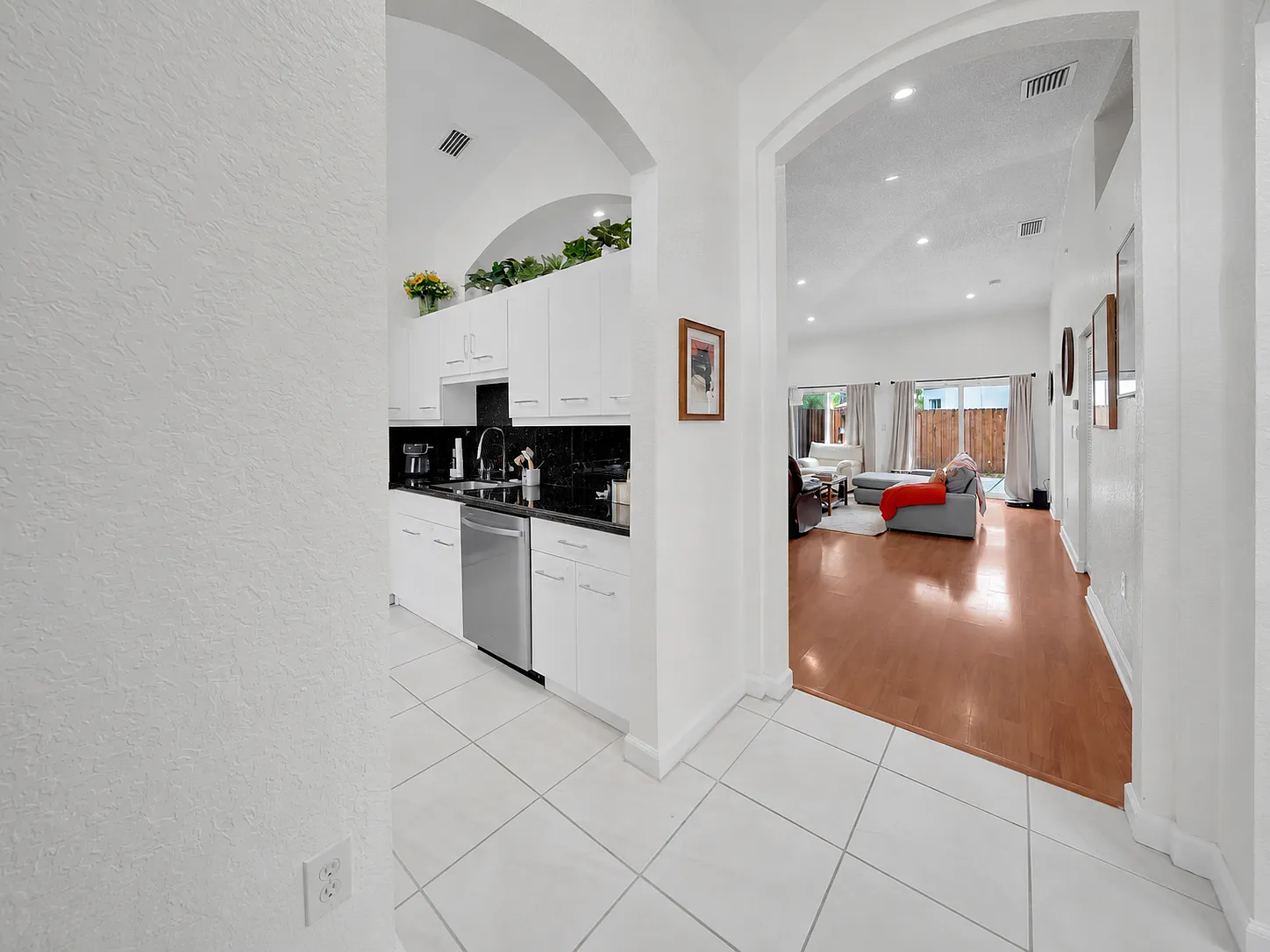3 bed, 1234 sqft, $3,200 — Photo 4
