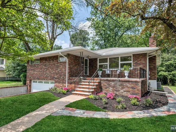 386 Plaza Rd N, Fair Lawn, NJ 07410