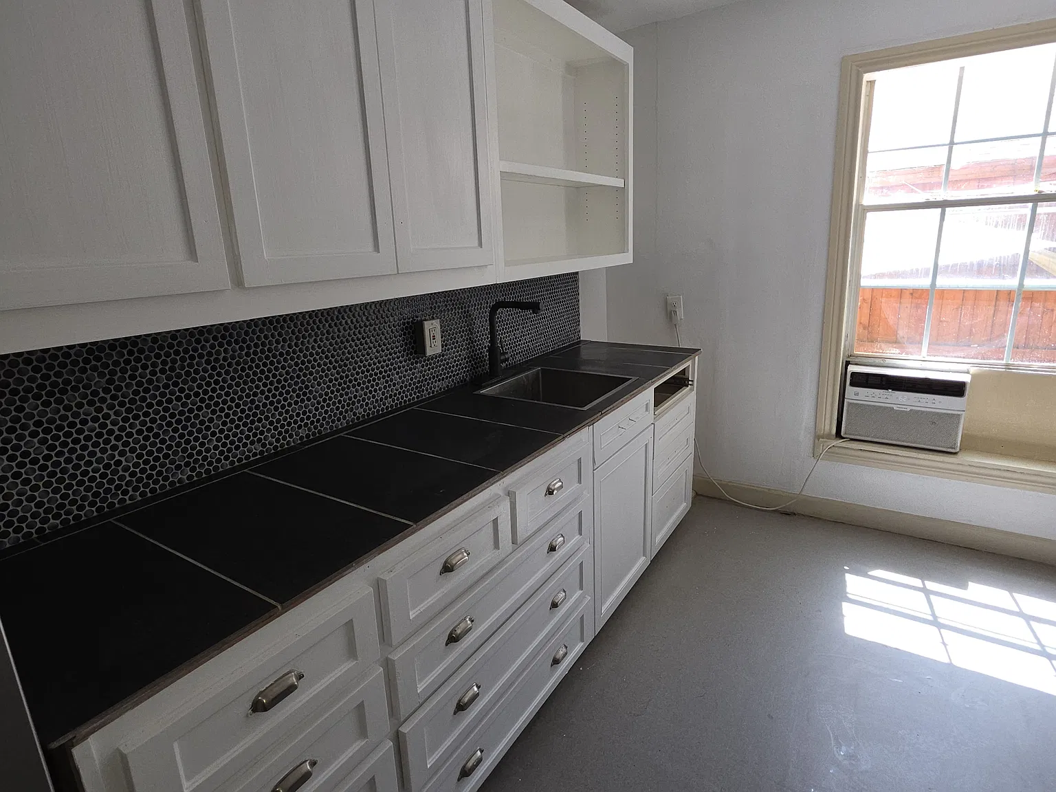 635 N Edgefield Ave — Photo 2