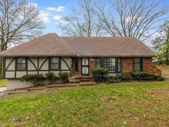 6701 E 127th St, Grandview, MO 64030