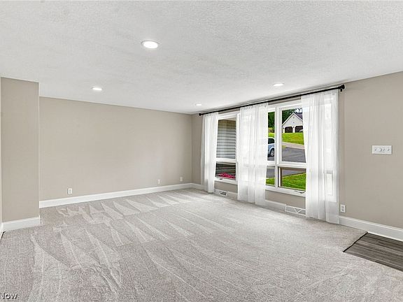2nd image of 935 Blossom Ln