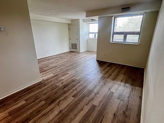 3rd image of 1160 Lauzon Rd #401