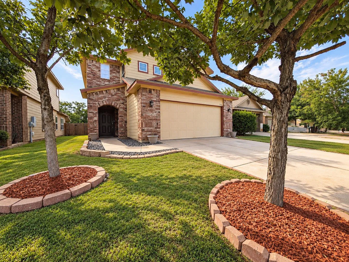 5 bed, 2.5 bath, 2189 sqft, $2,300 — Photo 2