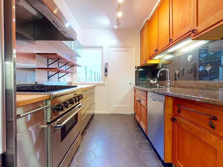 40 Loyola Ter — Photo 16