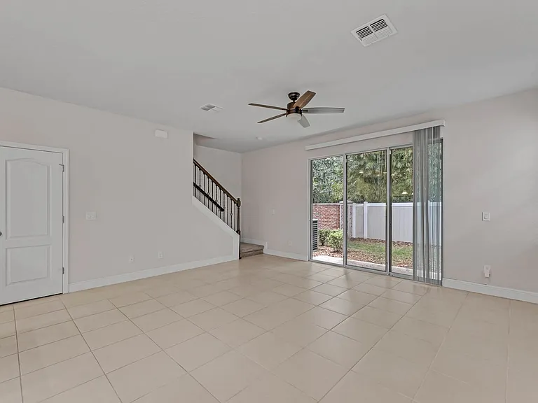569 Bethesda Ct — Photo 7