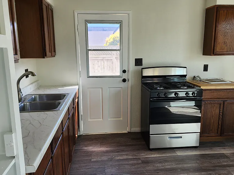 116 E Lewis St #B — Photo 11