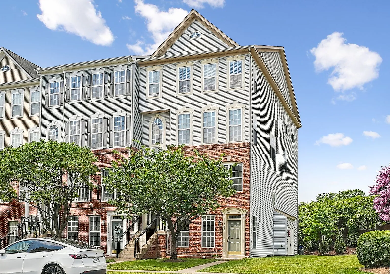 Beautiful End-Unit Townhome-Style Condo Near Stonebridge! — Photo 3