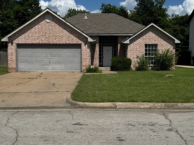 223 N Valley Dr — Photo 1