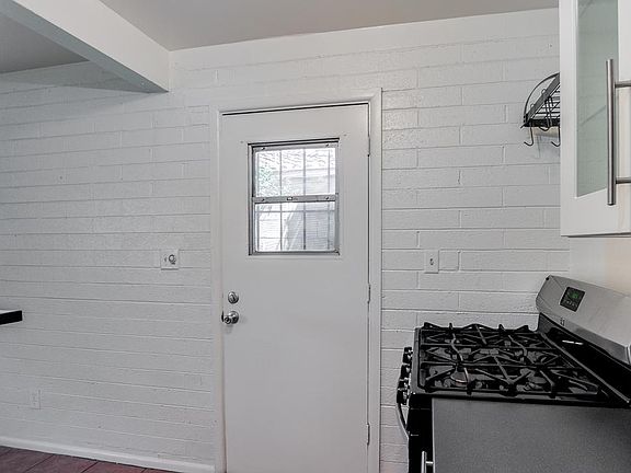 Side door to Kitchen
