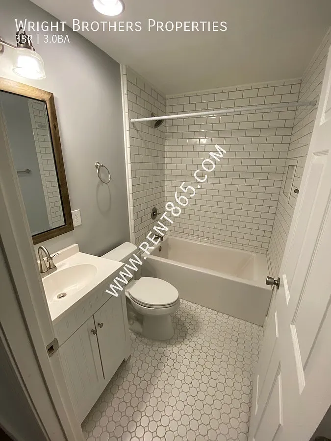 Building Photo - 1705 Laurel Ave #2