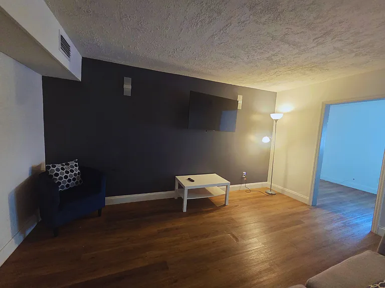 Cozy lounge space with Smart TV, Netflix and comfortable seating.