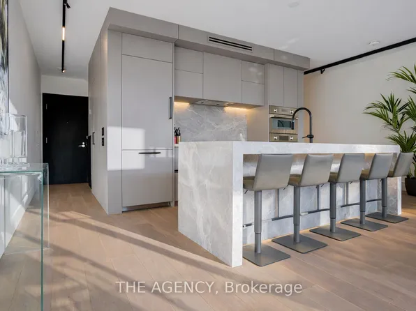 75 Portland St #704, Toronto, ON M5V 2M9