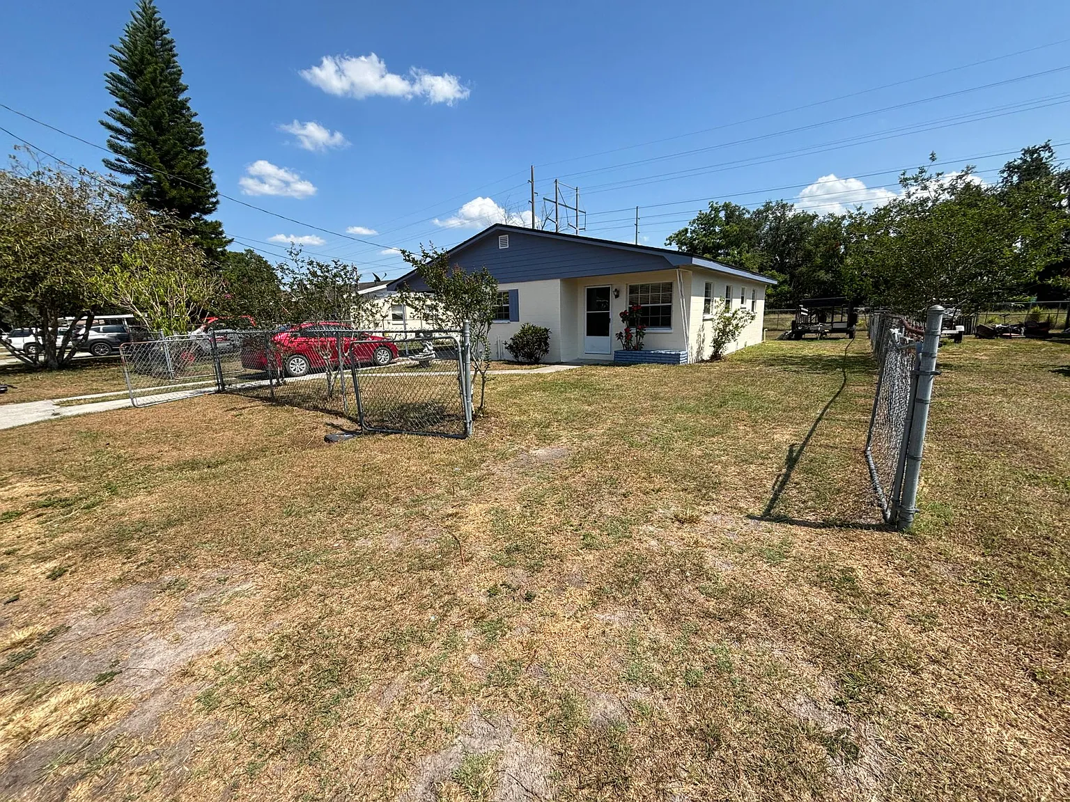 3 bed, 879 sqft, $1,900 — Photo 3
