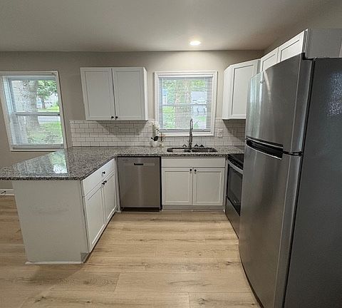 4th image of 906 E Valley Dr