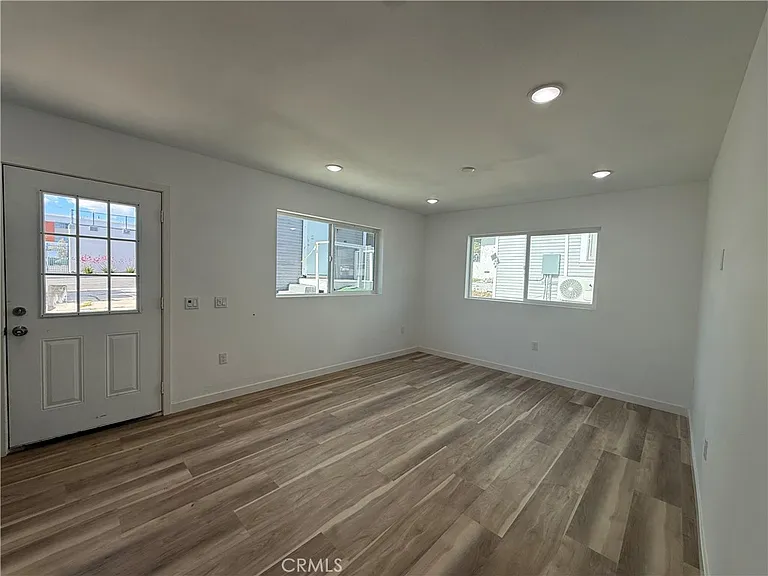 466 S Mott St — Photo 3