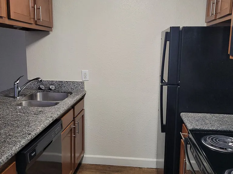 Green Door Apartments — Photo 20
