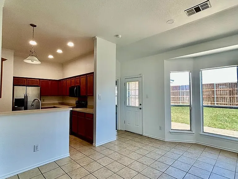 518 Morningside Ct — Photo 5