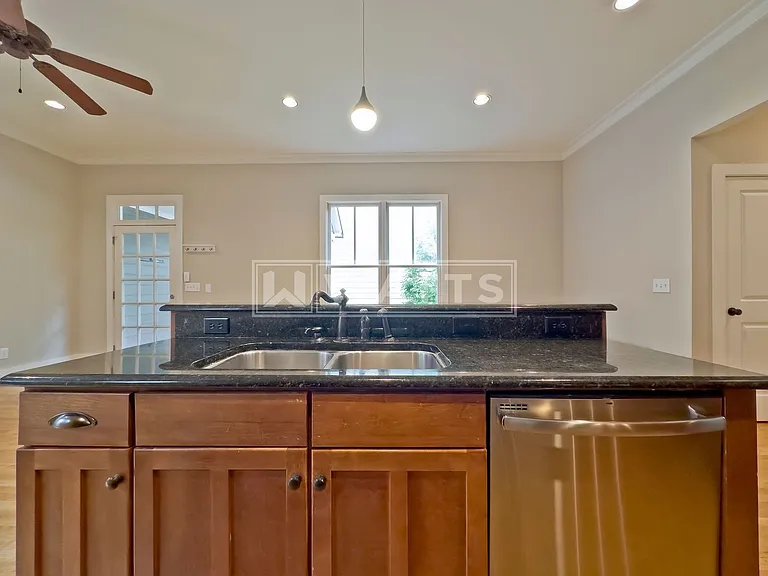 216 Hawthorn St — Photo 10