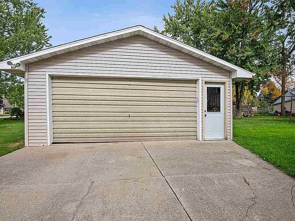 detached 2.5 car garage