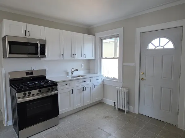 82 Stevens St APT 3B, Oceanside, NY 11572