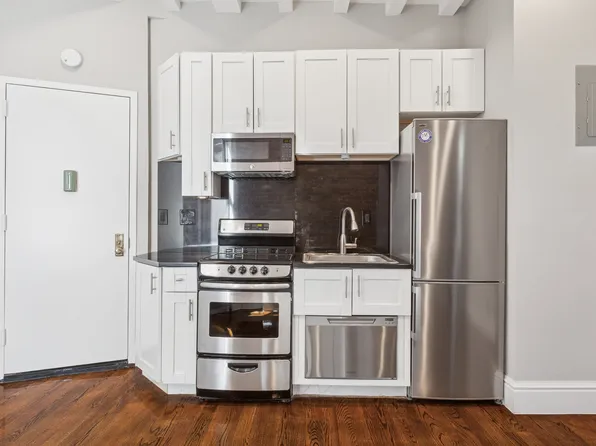 119 Christopher Street image 3 of 21