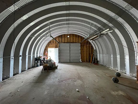4th image of 33 Hope Ln