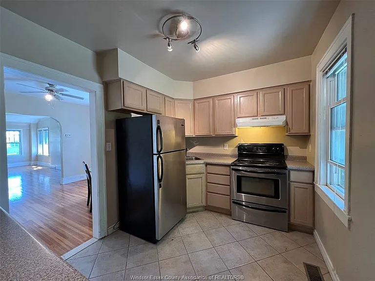 2423 Princess Ave — Photo 12