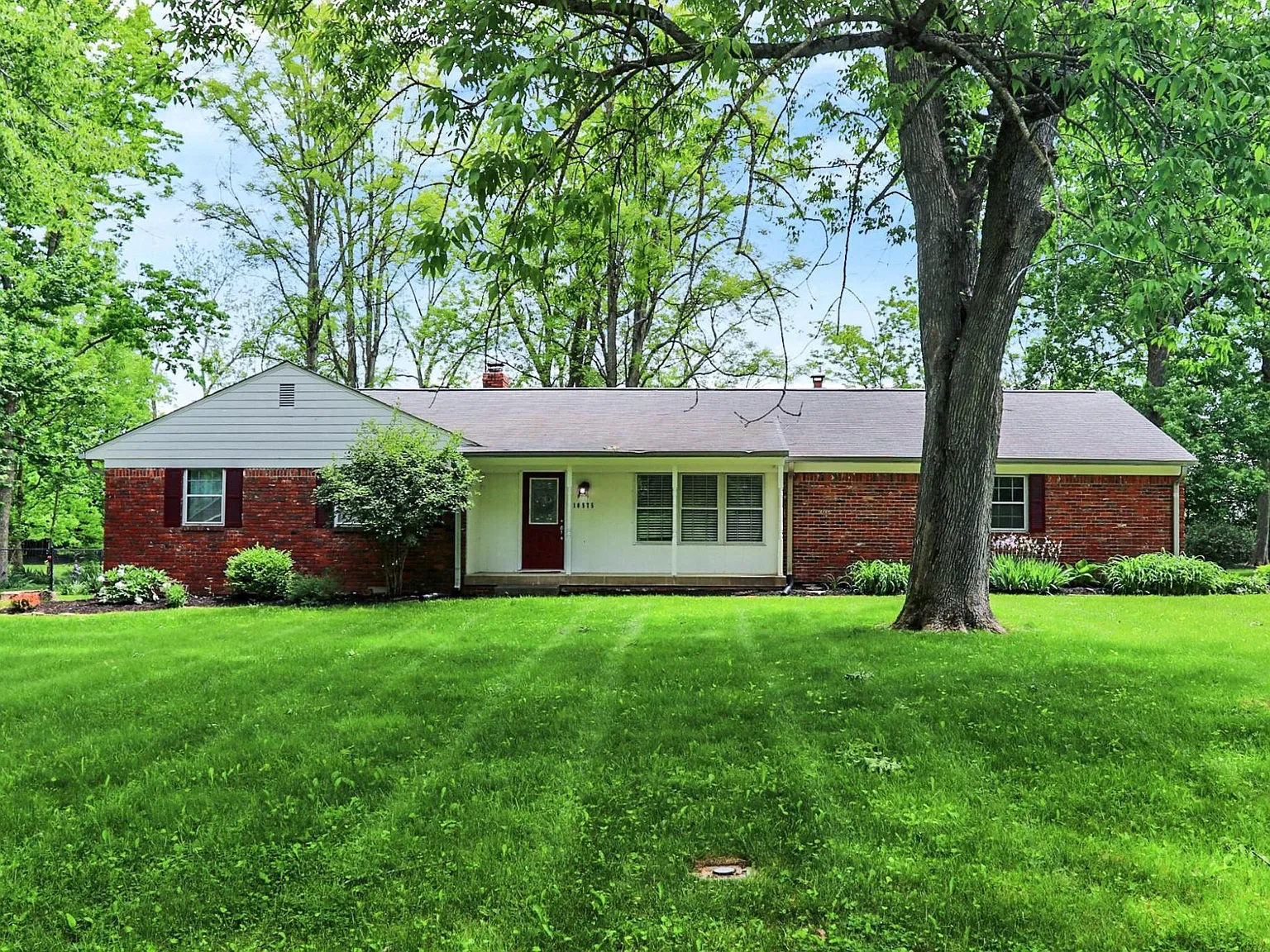 10575 Greentree Dr — Photo 2
