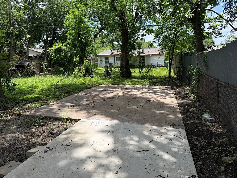 driveway extends to the backyard