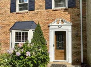 245 Commons Dr NW, Vienna, VA 22180