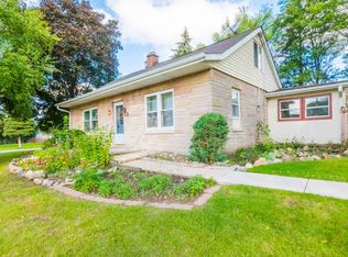 8924 W Plainfield Ave, Greenfield, WI 53228