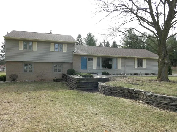 5661 Golfridge Rd, Alma, MI 48801