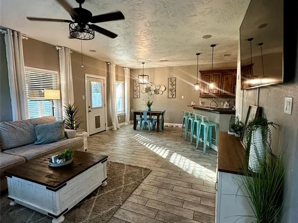 405 N Amherst Dr, West Columbia, TX 77486