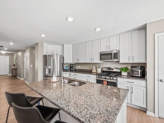 5th image of 635 Cloverleaf Dr