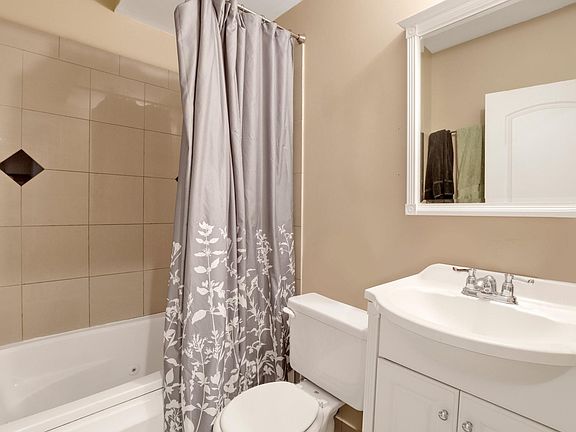 5th image of 4415 N Rockwell St APT 1R