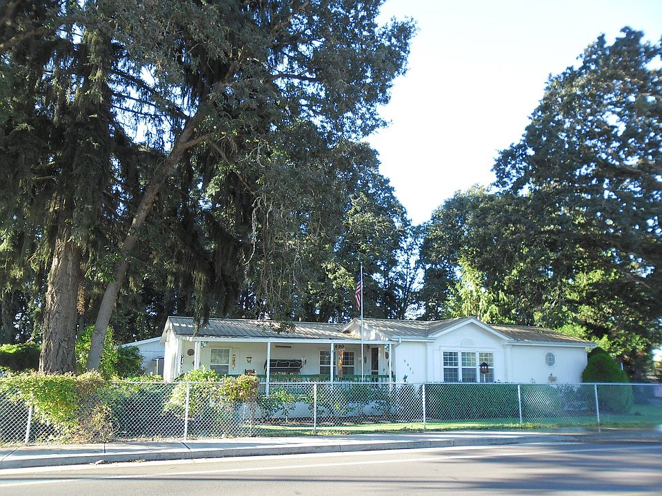 2690 Millersburg Main house