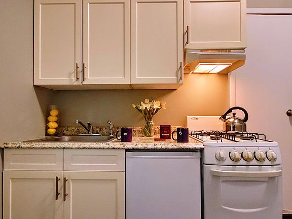5th image of 620 E 11th St APT 3