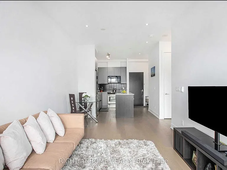 9471 Yonge St #316 — Photo 8
