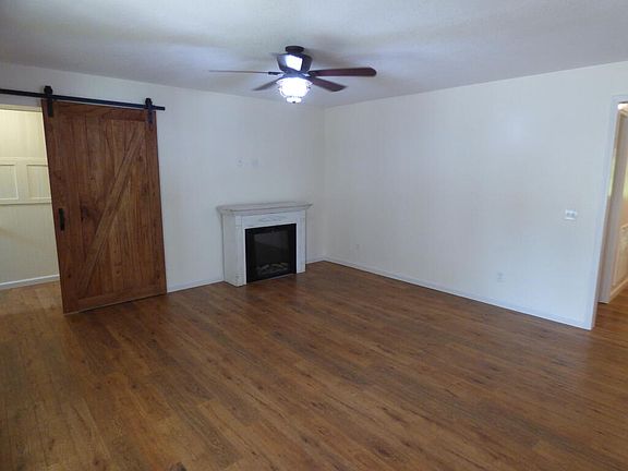 2nd image of 1122 Lantana Rd