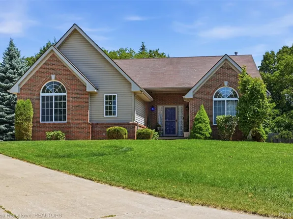 217 Crystal Ct, Howell, MI 48843