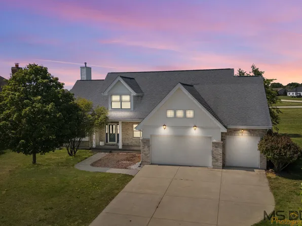 1035 Freedom Cir, Sycamore, IL 60178
