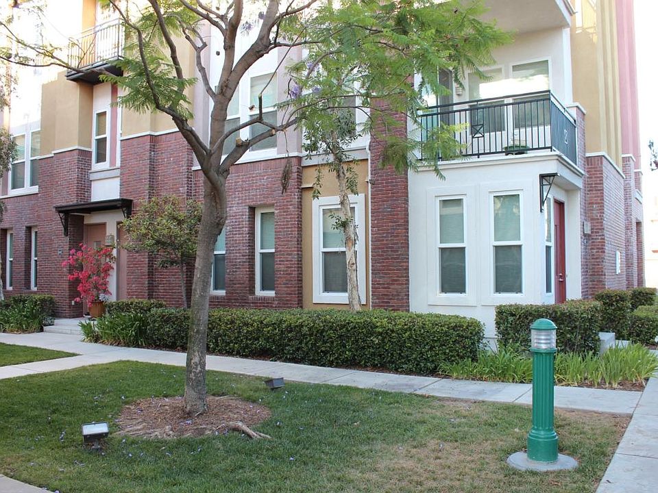1st image of 652 W 1st St