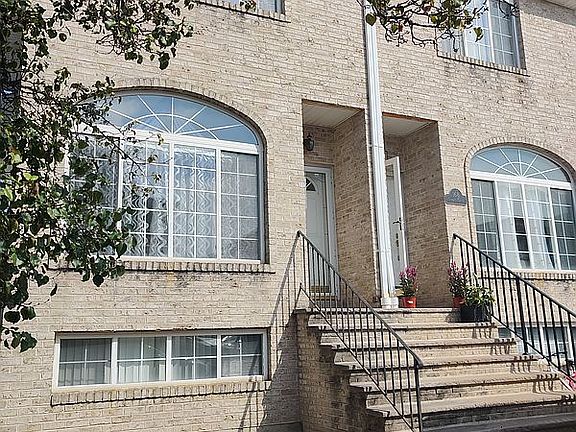 3rd image of 170 Camden Ave