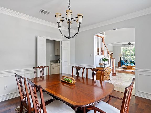 5th image of 209 E Chapel Downs Dr