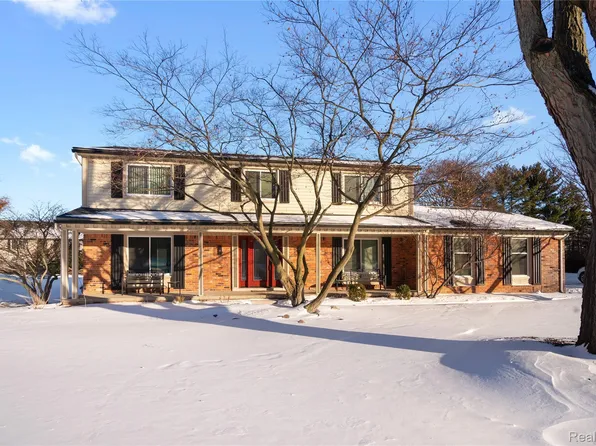 30586 Club House Ln, Farmington Hills, MI 48334