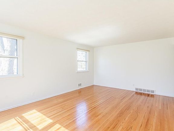 5th image of 12 Larkspur Ln