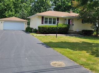 22 Briarwood Dr, Lockport, NY 14094