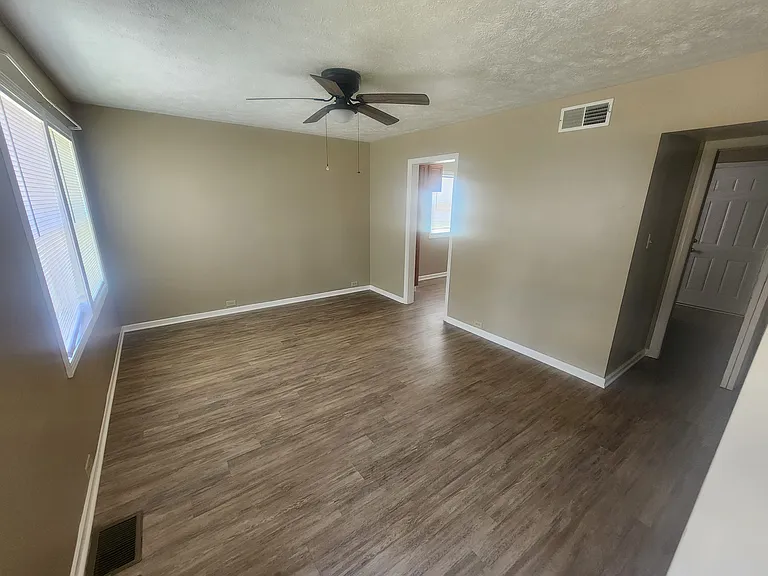 907 Greenview Ave — Photo 9
