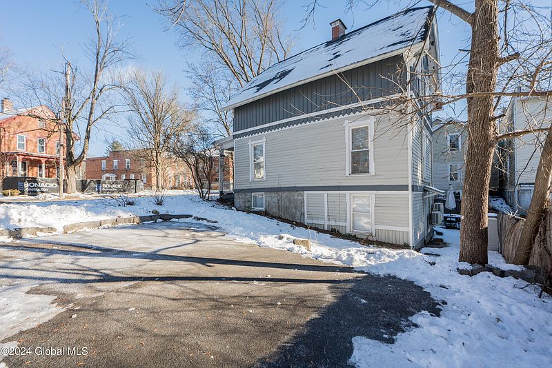 3rd image of 98 Van Dam Street